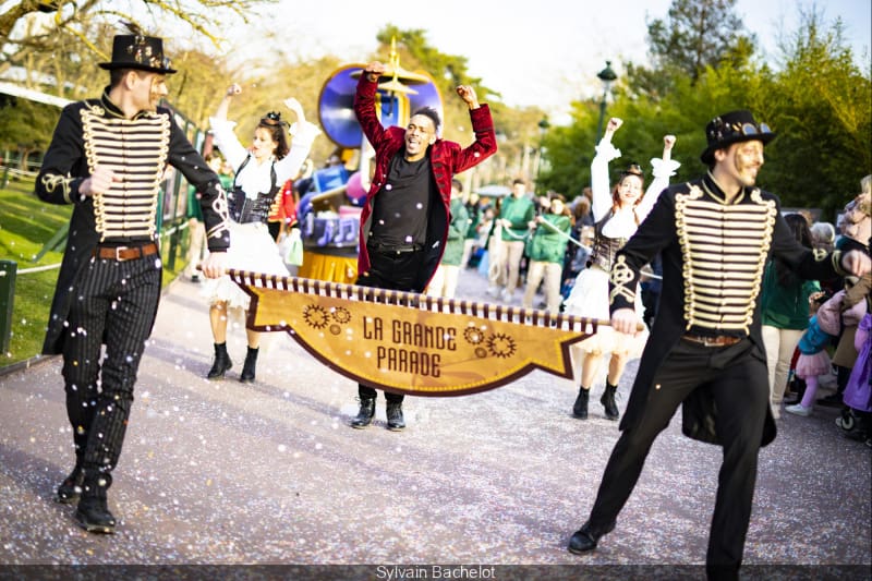 Grande Parade de septembre 2024 au Jardin d'Acclimatation avec danseurs et acrobates