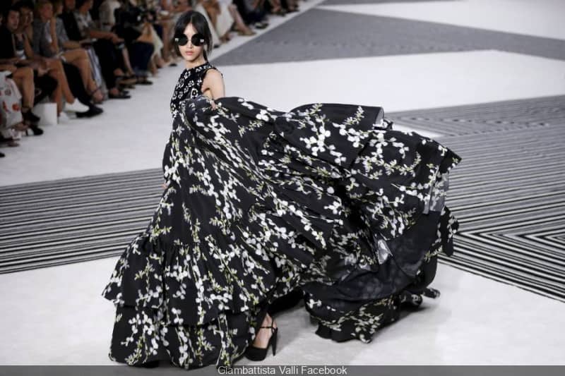 Paris Fashion Week : les images du défilé Giambattista Valli Prêt-à-Porter Printemps-Été 2025